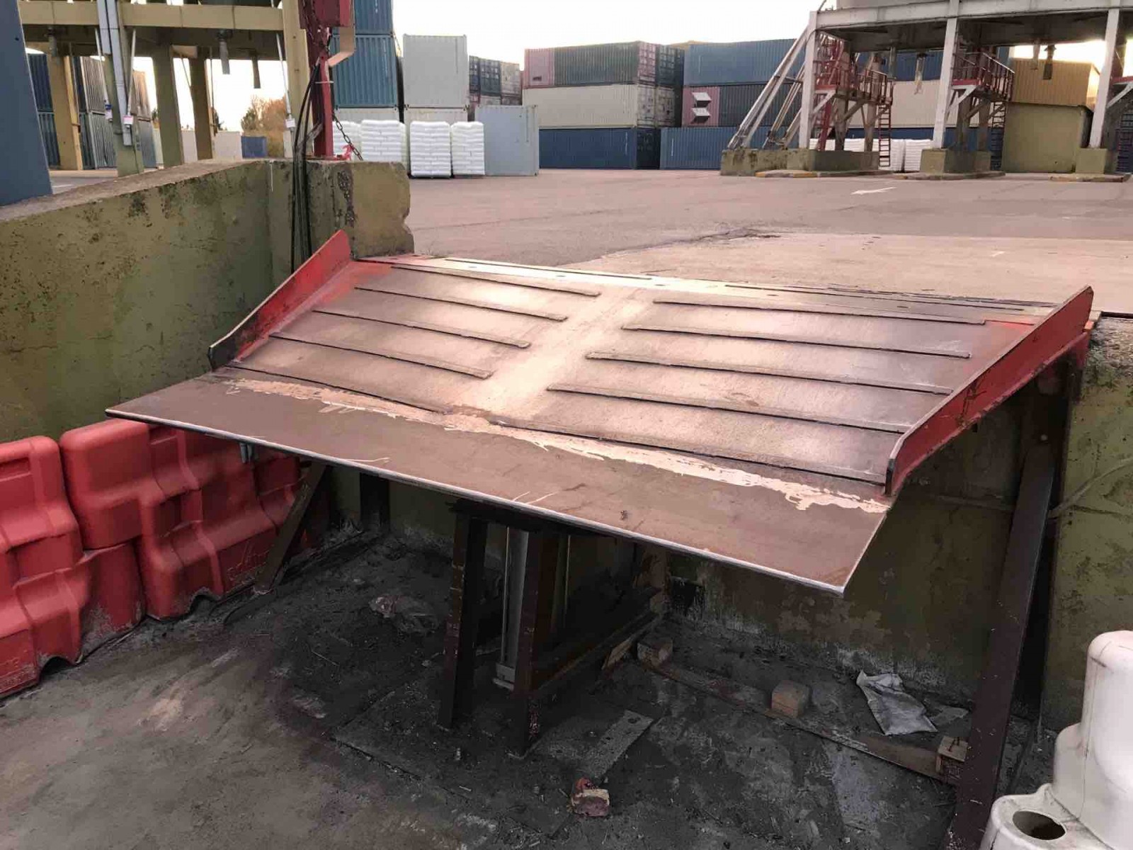 Réparation d’un quai de chargement. 