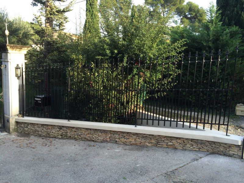 Clôture refaite et posée sur mesure.