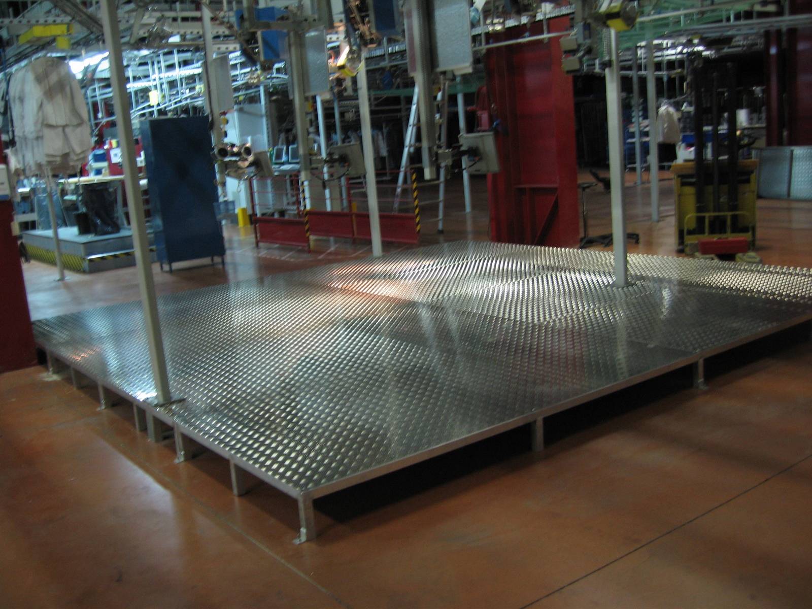 Confection d'une estrade en tôles larmées en Aluminium avec rehausses