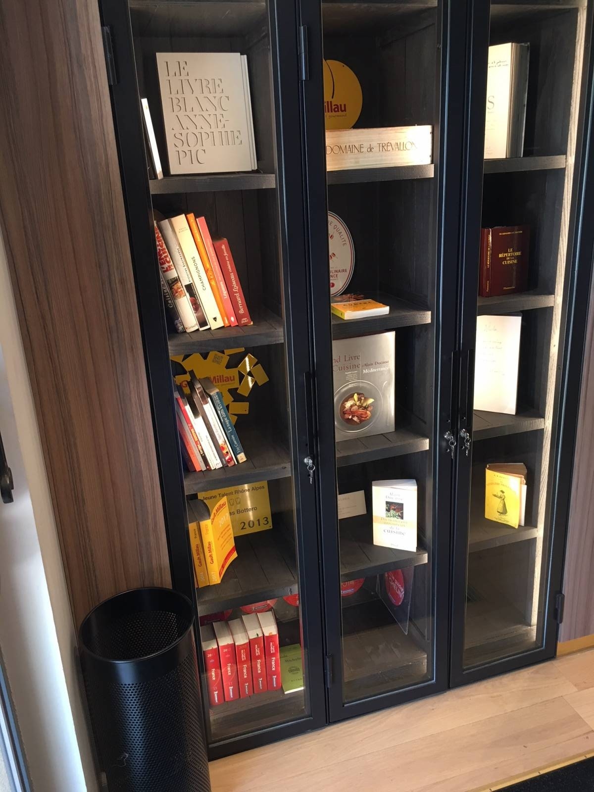 Module vitrine ouvrant avec fermetures à clés