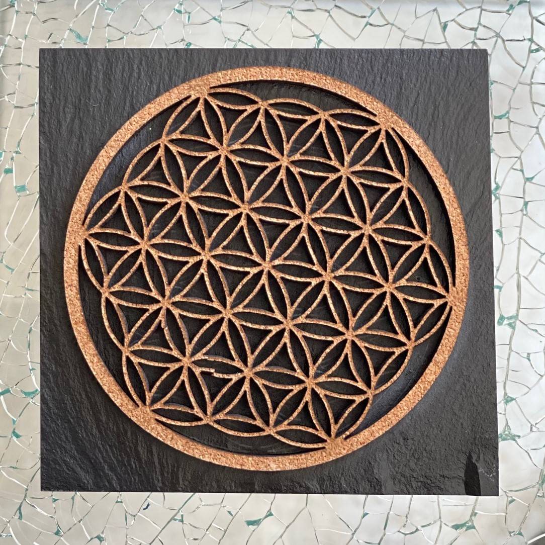 Composition sous verre en ardoise et liège