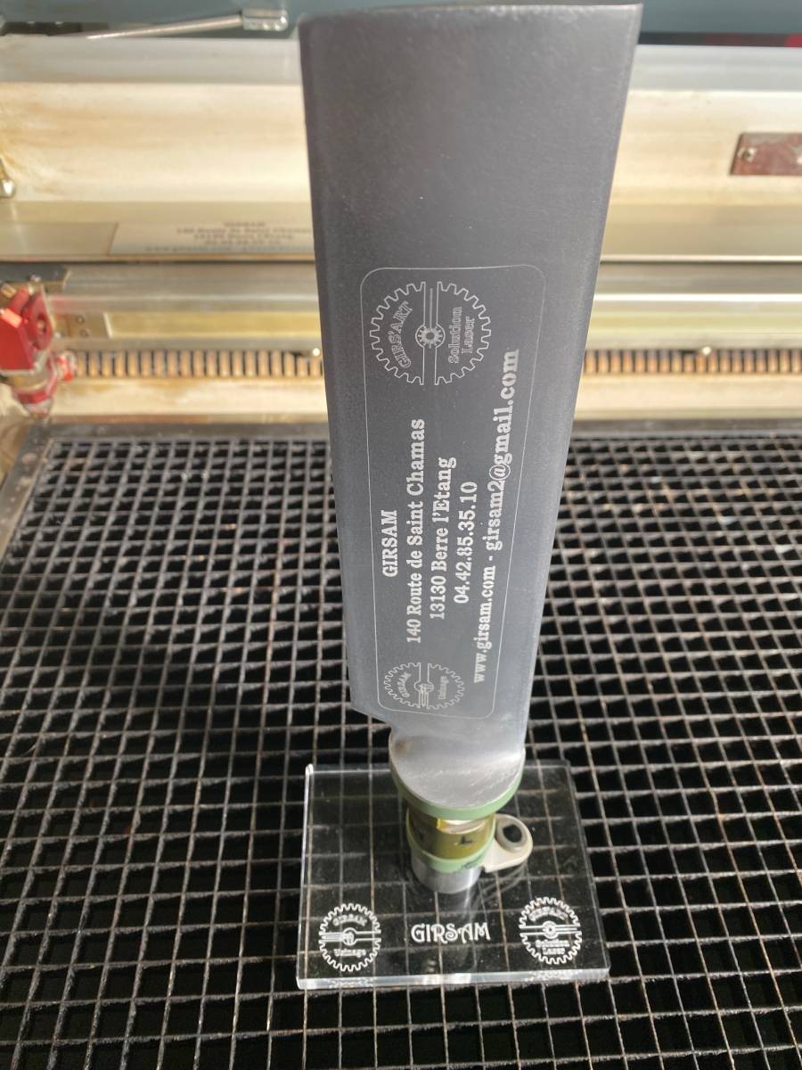 Gravure sur pales d’hélice d’hélicoptère sur mesure dans les Bouches-du-Rhône à Marignane(13).