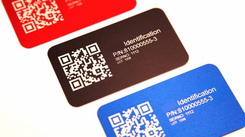 Aluminium anodisé de couleur rouge, noir, bleu et marquage blanc avec Qr-Code